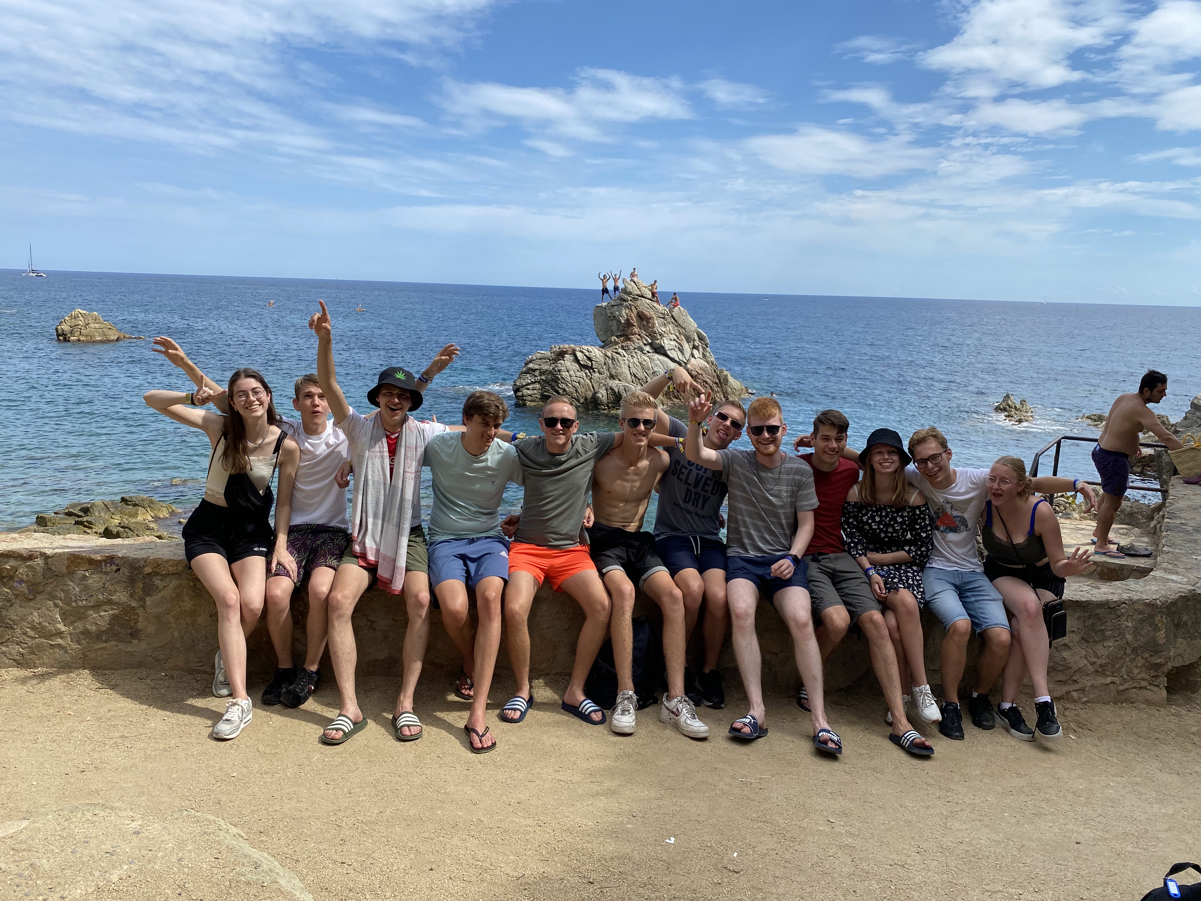 Groepsfoto voor rots Lloret de Mar